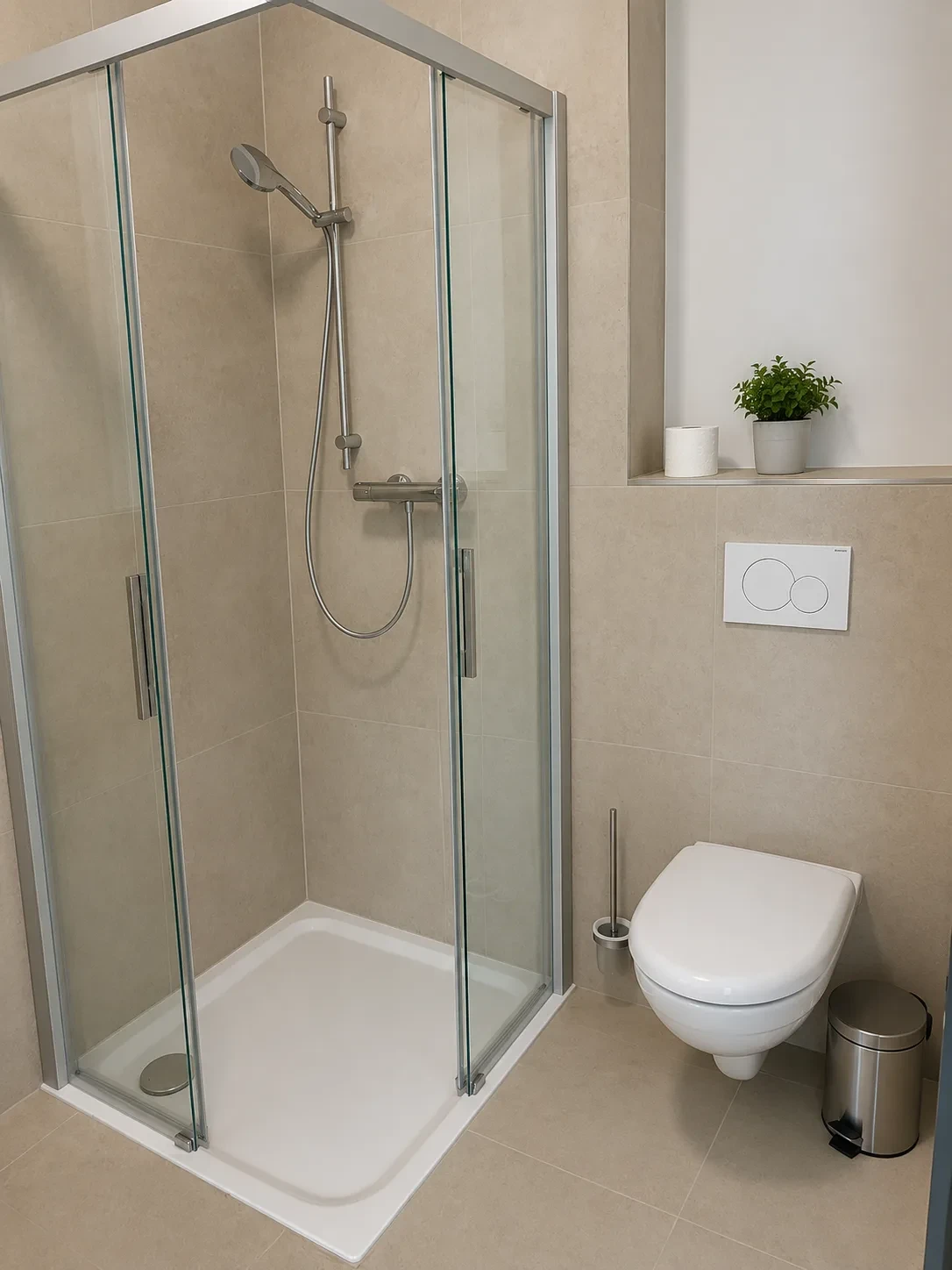 Duschbad mit WC im STAY MCC Boardinghaus Rheinbach