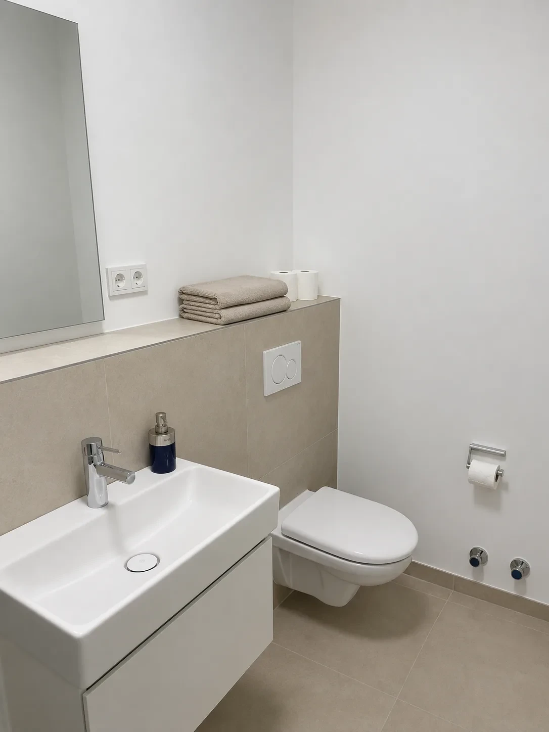 Badezimmer mit Waschbecken und Spiegel im STAY MCC Boardinghaus Rheinbach