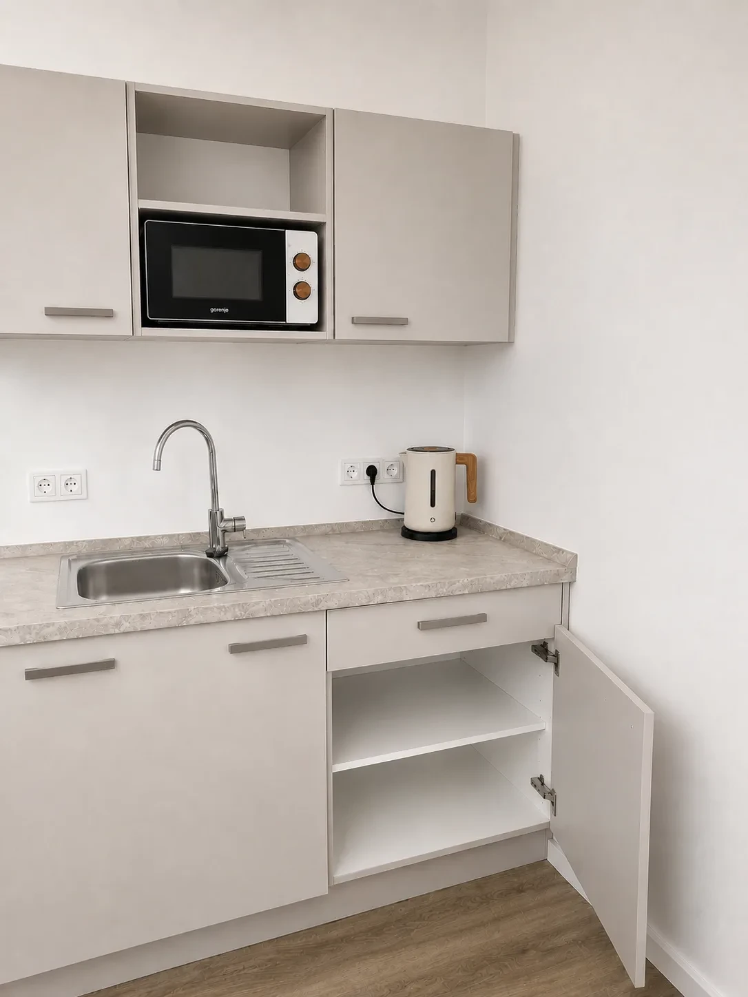 Kitchenette mit Stauraum im Premium Apartment