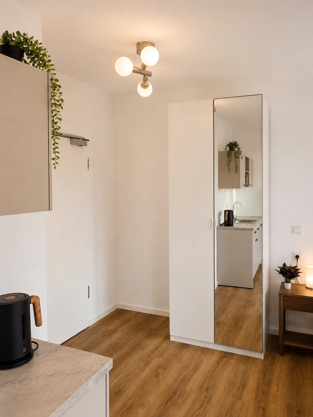 Kleiderschrank im Compact Apartment
